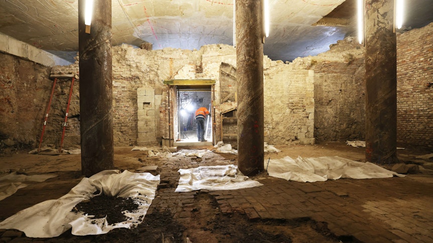 Ein Archäologen arbeitet auf dem Gelände des Jüdischen Museums im Archäologischen Quartier (MiQua) an Mauerresten.