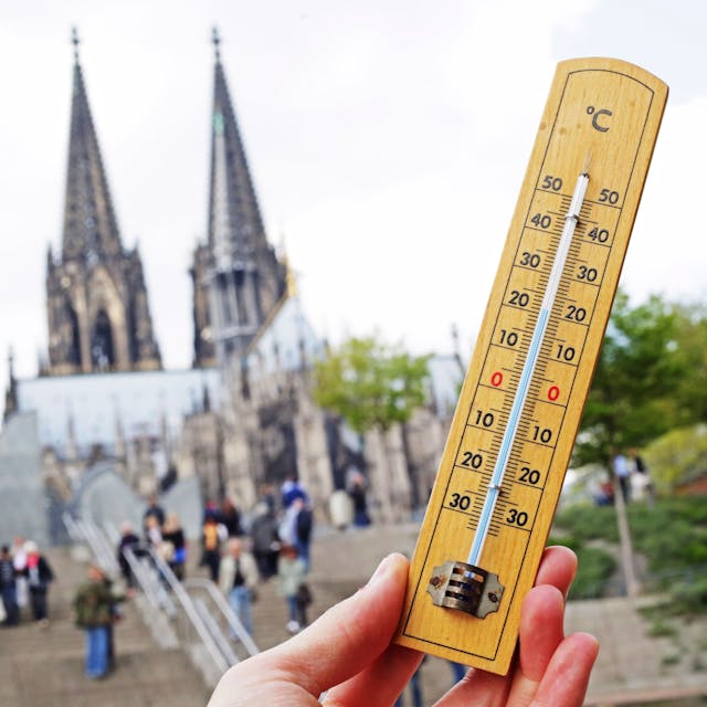 Ein Thermometer, aufgenommen in der Altstadt in Köln vor der Treppe am Weltjugendtagsweg, mit dem Kölner Dom im Hintergrund.&nbsp;