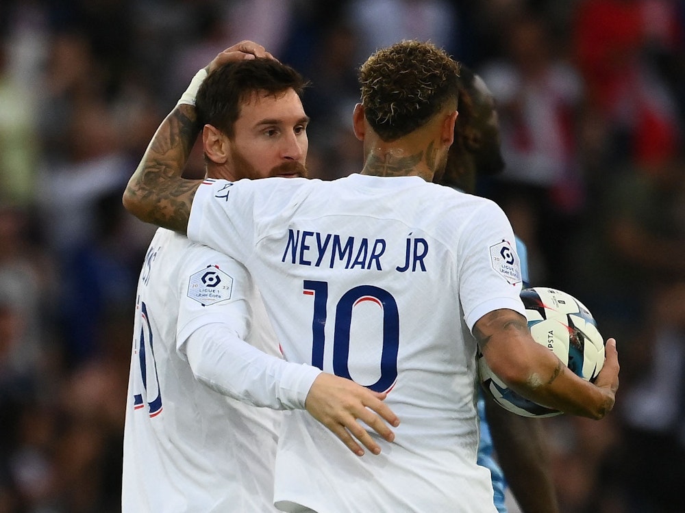 Paris Saint-Germains argentinscher Angreifer Lionel Messi (L) feiert mit Neymar (R).
