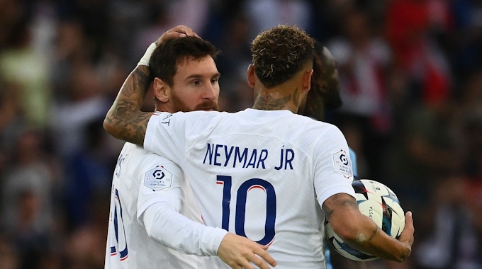 Paris Saint-Germains argentinscher Angreifer Lionel Messi (L) feiert mit Neymar (R).