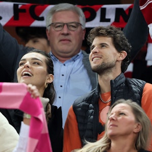 Dominic Thiem und seine Freundin Lili Paul-Roncalli beim Heimspiel des 1. FC Köln gegen die TSG Hoffenheim am 30. Oktober 2022.