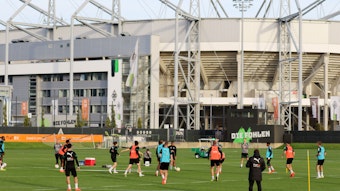 Die Mannschaft von Borussia Mönchengladbach beim Training am 26. Oktober 2022 im Borussia-Park. Im Hintergrund ist das Stadion im Borussia-Park zu sehen, im Vordergrund trainieren die Spieler auf dem Trainingsplatz.