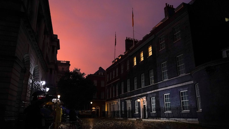 Die Downing Street in London, hier bei Sonnenuntergang am 23. Oktober 2022, sorgt für mystische Stimmung.