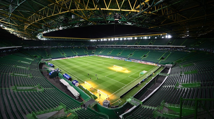 Das Flutlicht erhellt das leere Estádio José Alvalade.