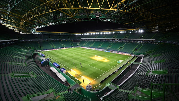 Das Flutlicht erhellt das leere Estádio José Alvalade.