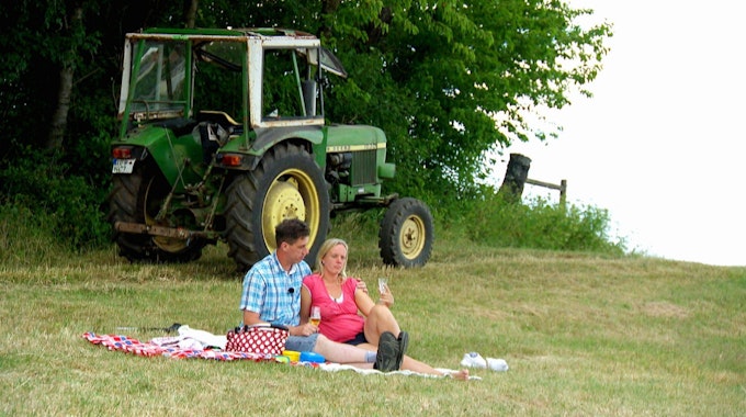 Ammenkuhhalter Jörg (49) aus Hessen und Patricia (40, Verwaltungsfachangestellte) genießen nach einem langen Arbeitstag ein Picknick.