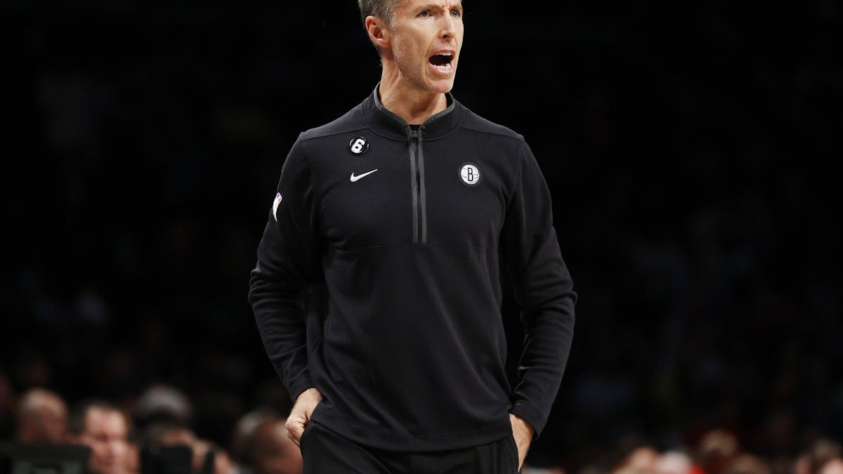 Steve Nash brüllt im NBA-Spiel gegen die Toronto Raptors Anweisungen auf den Platz. Nash ist nicht länger Trainer der Brooklyn Nets.