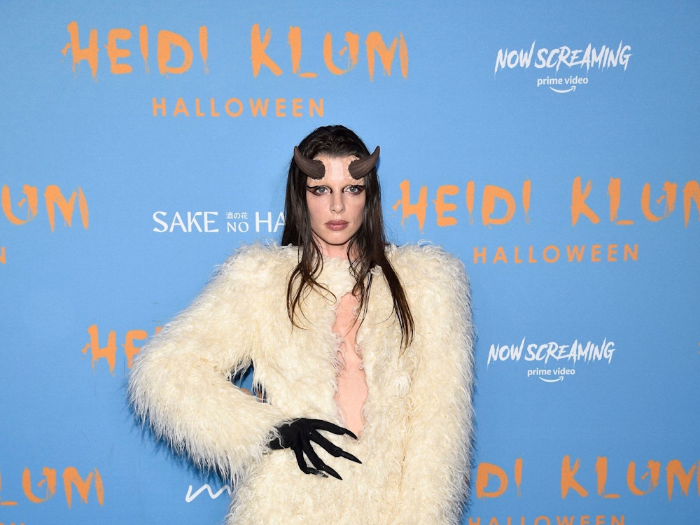 Julia Fox im Kostüm auf Heidi Klums Halloween-Party 2022.