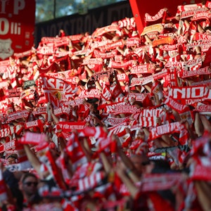 Zahlreiche Fans von Union Berlin halten ihre Schals in die Höhe.