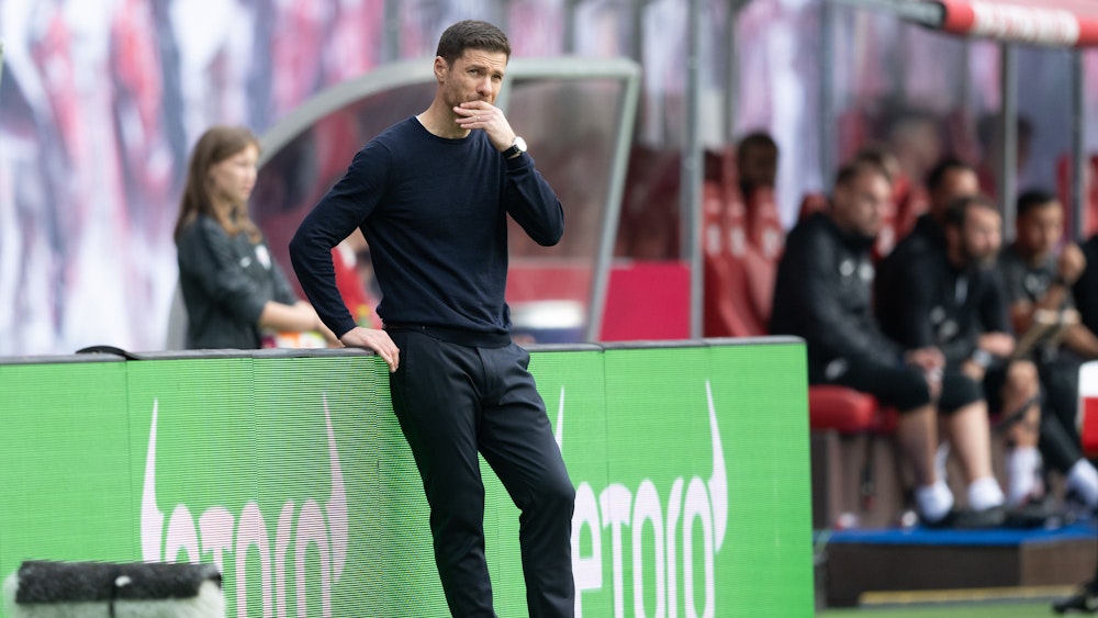 Bayer Leverkusens Trainer Xabi Alonso schaut nachdenklich aufs Spielfeld.