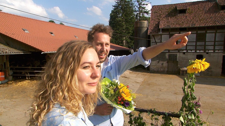 Milchbauer Arne aus Niedersachsen zeigt seiner Auserwählten Antje in der RTL-Kuppelshow „Bauer sucht Frau“ seinen Hof.