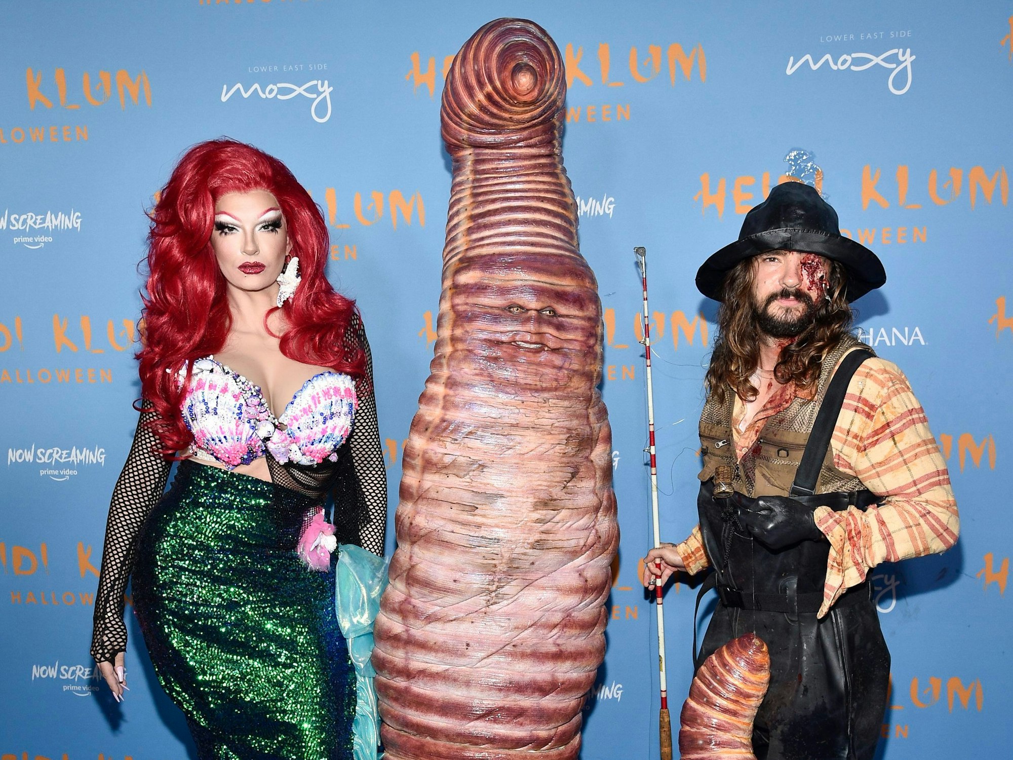 Heidi Klum posiert am 31. Oktober 2022 als Wurm mit Ehemann Tom Kaulitz (rechts) und dessen Bruder Bill Kaulitz auf Klums 21. jährliche Halloween-Party im Sake No Hana im Moxy Lower East Side in New York.
