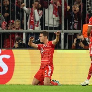 Benjamin Pavard jubelt über ein Tor für den FC Bayern in der Champions League.