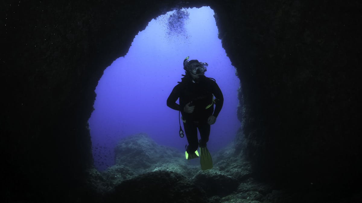 Ein Taucher in einer Unterwasserhöhle auf Mallorca.
