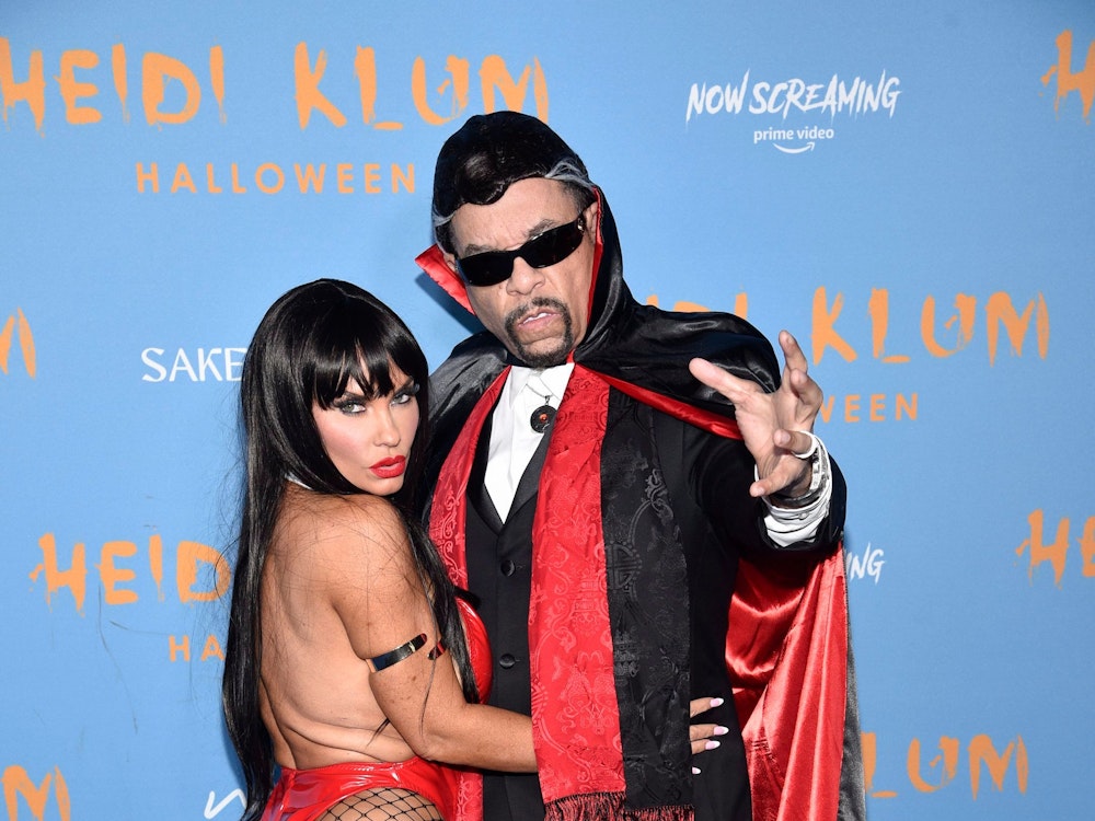 Als Dracula und ziemlich freizügige Begleitung kamen Rapper Ice-T und seine Ehefrau Coco Austin zu Heidi Klums Halloween-Party 2022