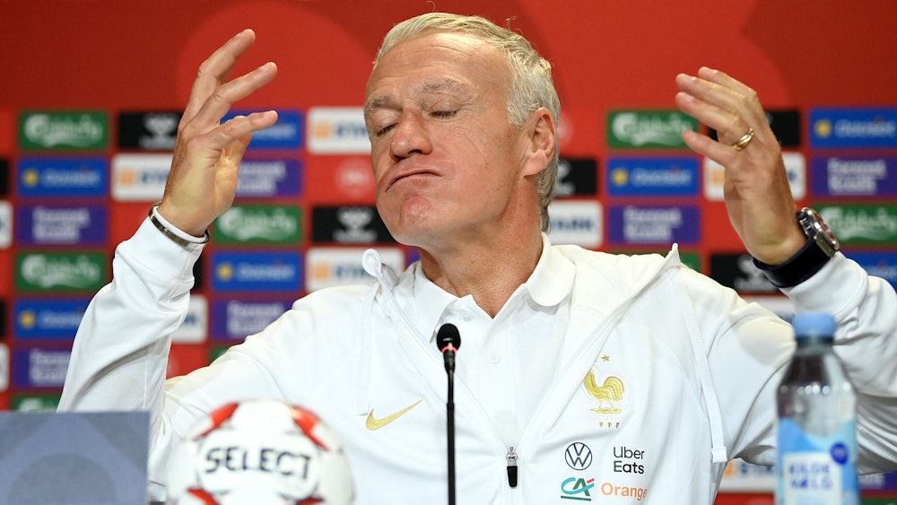 Frankreich-Trainer Didier Deschamps gestikuliert auf einer Pressekonferenz genervt.