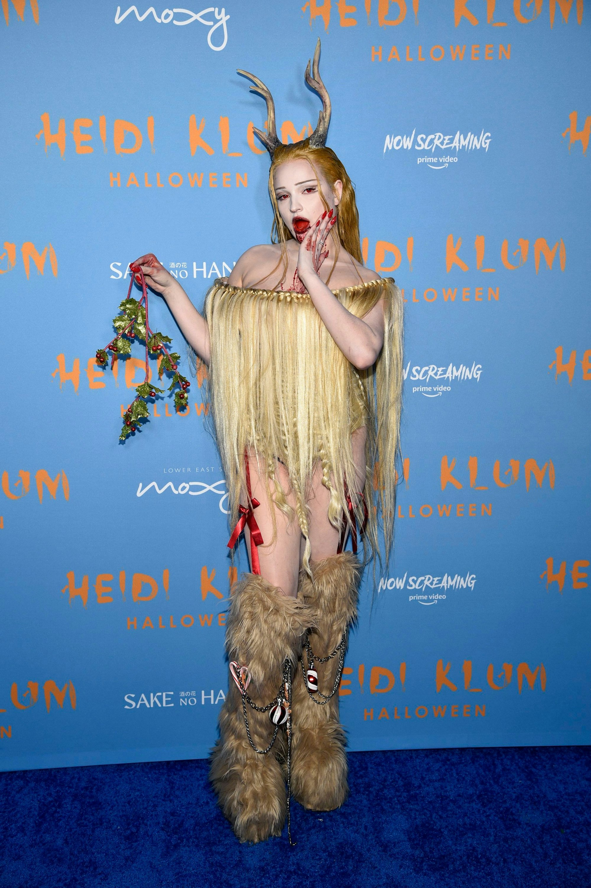 Die deutsche Sängerin und Songwriter Kim Petras in ihrem Halloween-Kostüm auf Heidi Klums Party zu Halloween.