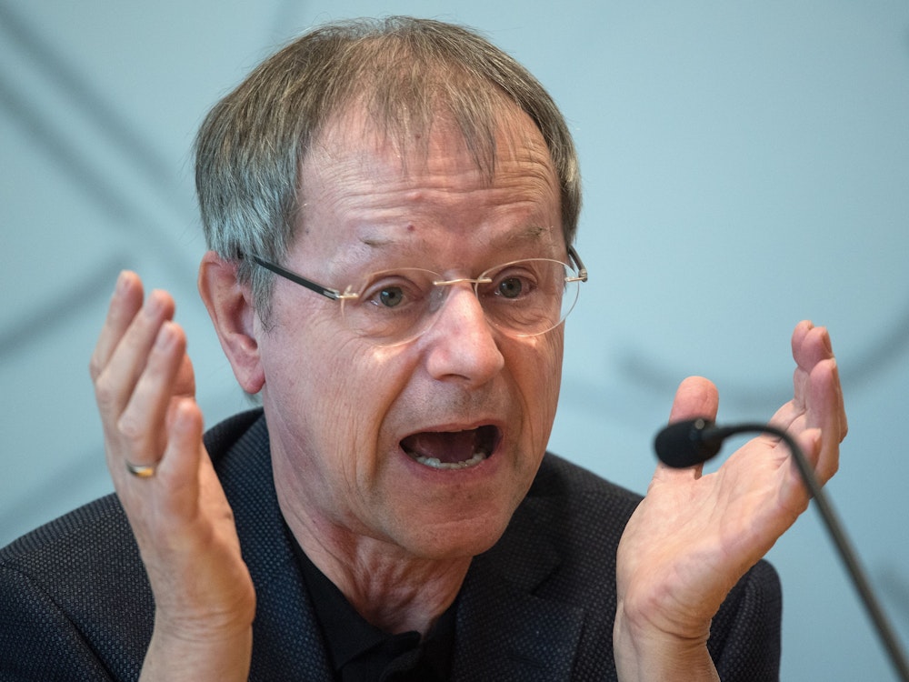 Der Bundespräsidenten-Kandidat und Kölner Armutsforscher Christoph Butterwegge spricht am 07.02.2017 in Düsseldorf (Nordrhein-Westfalen) während einer Pressekonferenz.