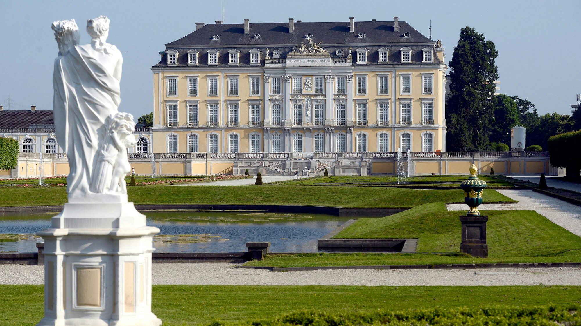 Das ehemalige Repräsentationsschloss des Bundesregierung - Schloss Augustusburg.
