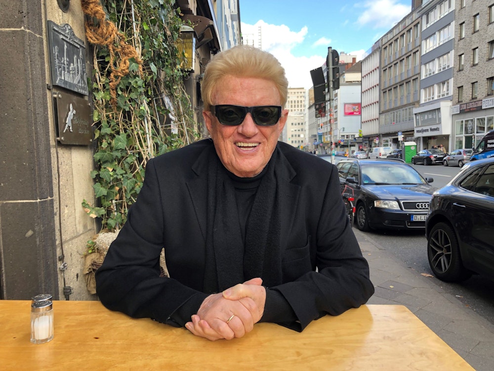 Sänger Heino steht vor einem Altbier-Brauhaus auf der Düsseldorfer Oststraße. In wenigen Tagen geht der 83-Jährige wieder auf Tournee. Inzwischen lebt er in Kitzbühel, wie er verriet.