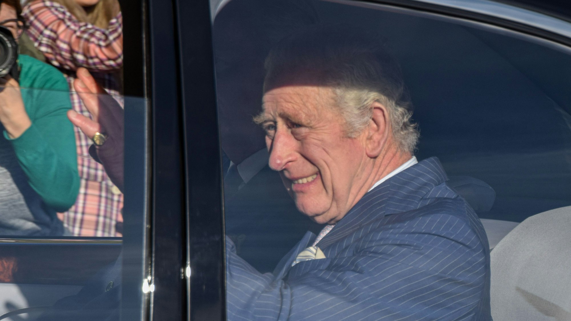 König Charles III. kommt in einer Limousine am Buckingham Palast an.