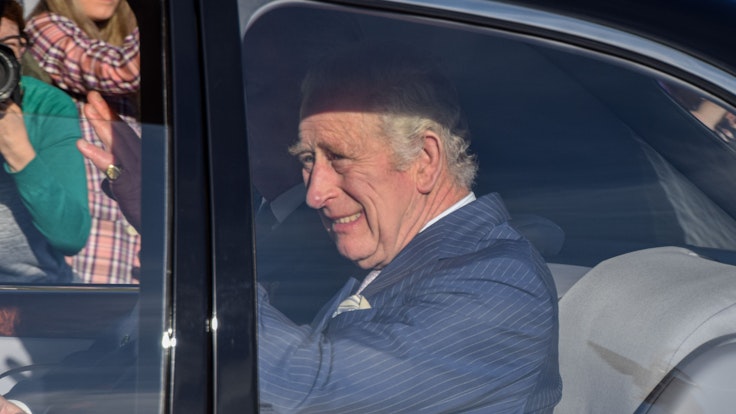 König Charles III. kommt in einer Limousine am Buckingham Palast an.