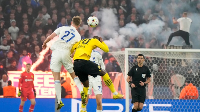 Anthony Modeste beim Vorrunden-Abschluss von Borussia Dortmund in der Champions League im Kopfballduell mit Valdemar Lund Jensen vom FC Kopenhagen.