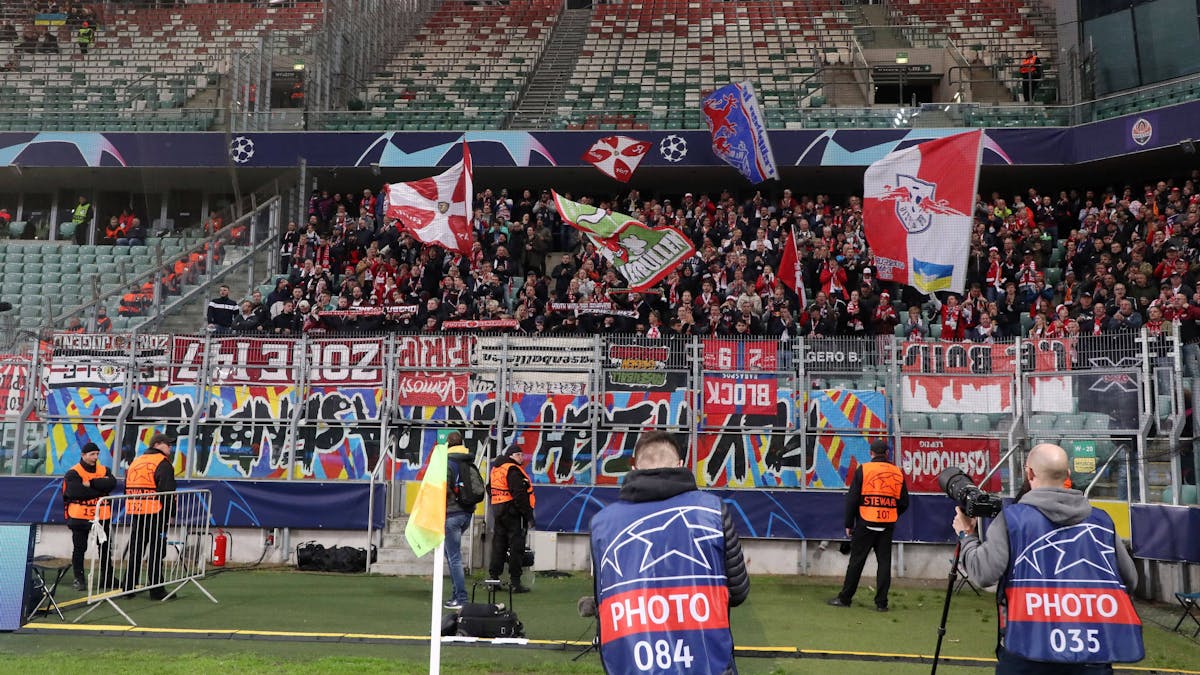 Der Gästeblock von RB Leipzig beim Auswärtsspiel in der Champions League bei Schachtjor Donezk.