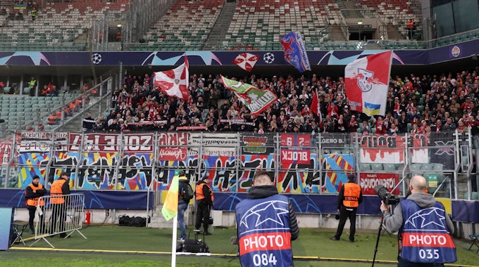 Der Gästeblock von RB Leipzig beim Auswärtsspiel in der Champions League bei Schachtjor Donezk.