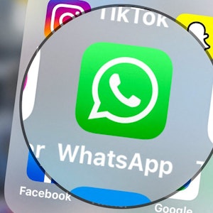 Das WhatsApp-Logo auf einem Smartphone.