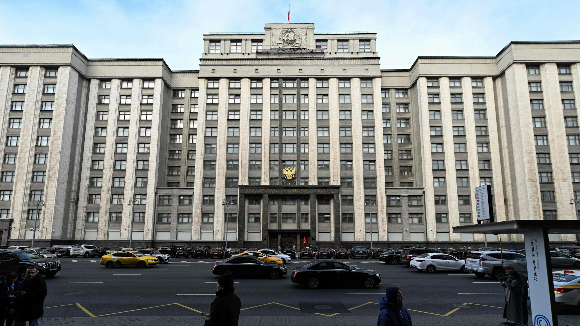Frontalansicht des Sitzes der Staatsduma in Moskau.