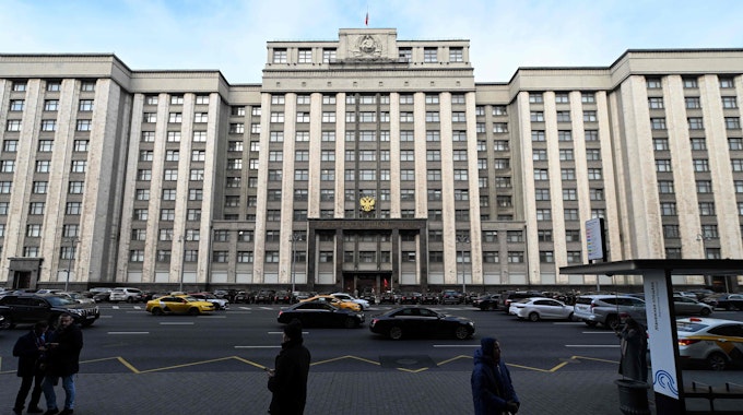 Frontalansicht des Sitzes der Staatsduma in Moskau.