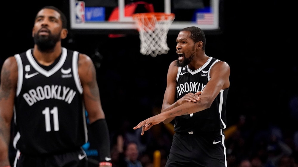 Kevin Durant und Kyrie Irving von den Brooklyn Nets stehen auf dem Platz.