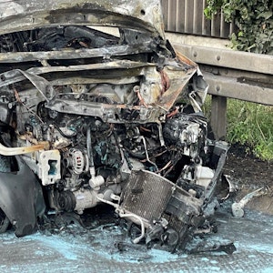 Ein schwer beschädigtes Auto nach einem Verkehrsunfall