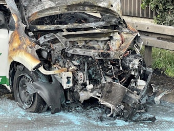 Ein schwer beschädigtes Auto nach einem Verkehrsunfall