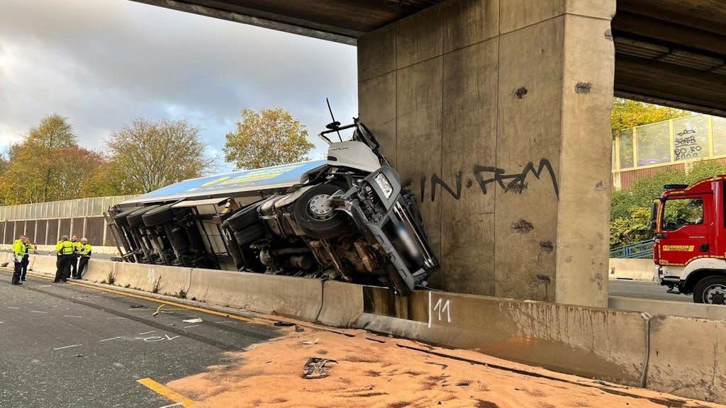 Ein Lastwagen steht nach einem schweren Unfall auf der A46 an einem Brückenpfeiler.