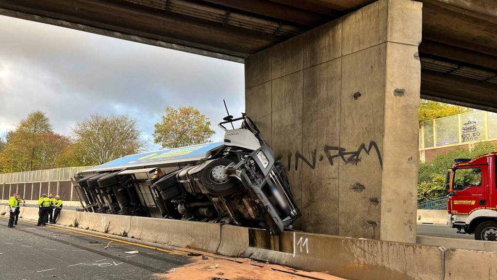 Ein Lastwagen steht nach einem schweren Unfall auf der A46 an einem Brückenpfeiler.