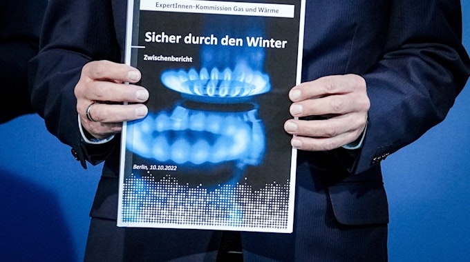 Bundeskanzler Olaf Scholz (SPD) nimmt den Bericht mit dem Vorschlag der Unabhängigen Kommission für Erdgas entgegen.