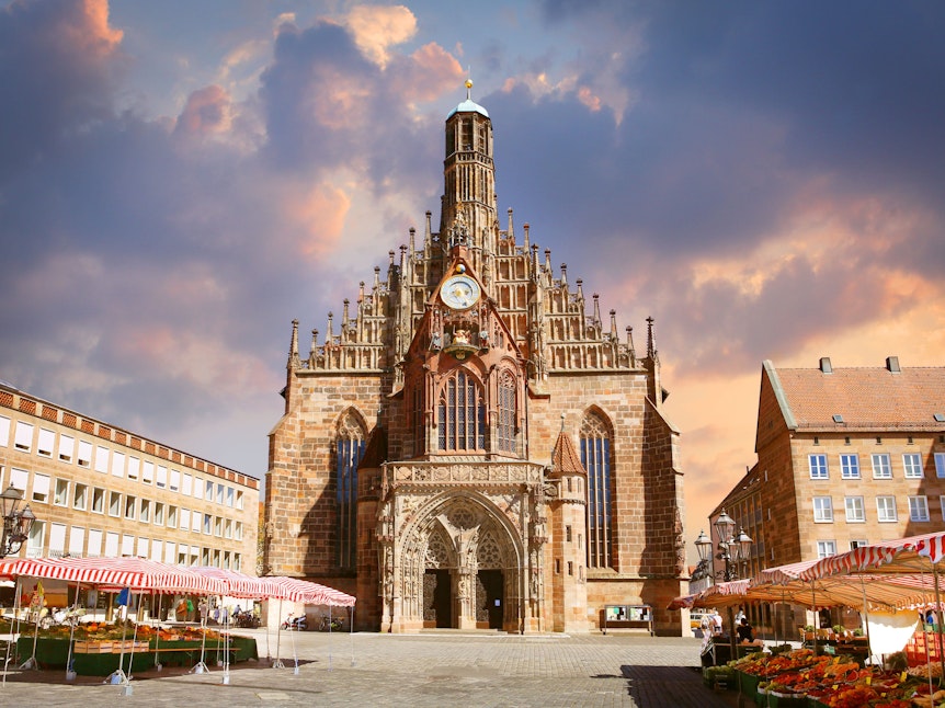 Nürnberger Sehenswürdigkeiten wie die Frauenkirche führen zurück ins Mittelalter.