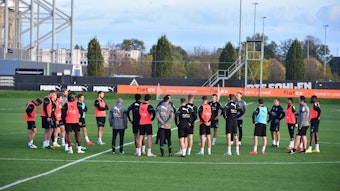 Das Team von Borussia Mönchengladbach, hier am 2. November 2022 beim Training im Mannschaftskreis versammelt, hat derzeit einige verletzungsbedingte Ausfälle zu verkraften.
