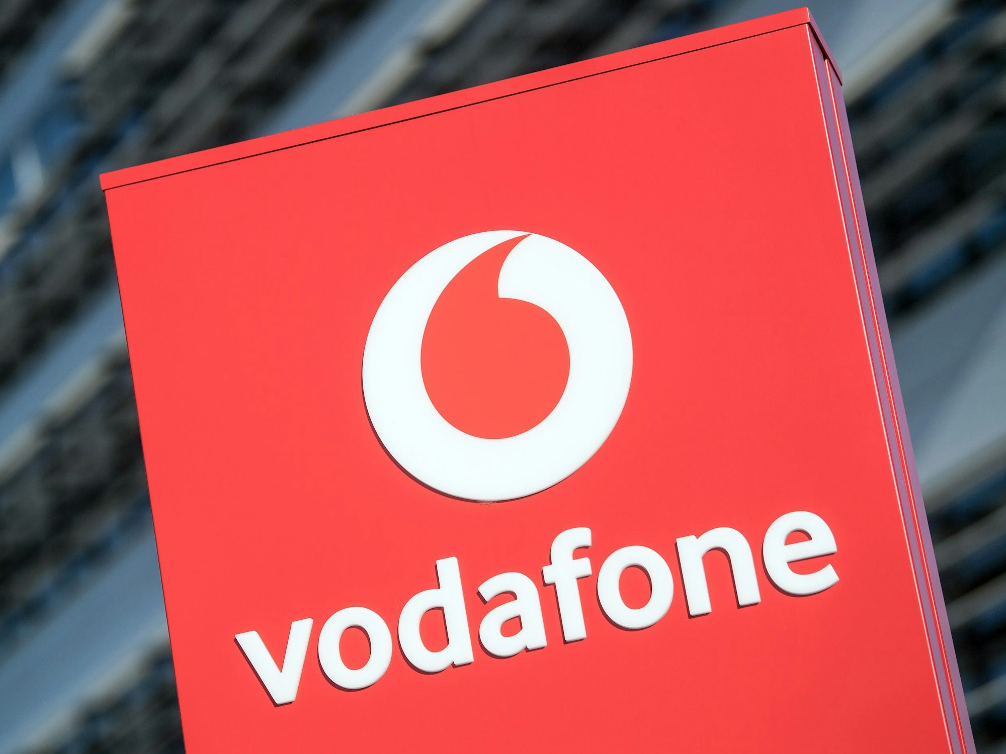 Zahlreiche Bestandskundinnen und -kunden von Vodafone haben einen Brief vom Unternehmen bekommen, der für Fragezeichen sorgt. Unser Archivfoto (2018) zeigt das Vodafone-Logo in Düsseldorf.picture alliance/dpa/Oliver Berg