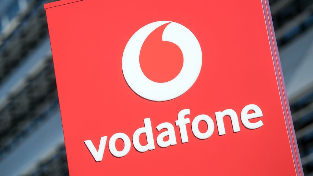 Zahlreiche Bestandskundinnen und -kunden von Vodafone haben einen Brief vom Unternehmen bekommen, der für Fragezeichen sorgt. Unser Archivfoto (2018) zeigt das Vodafone-Logo in Düsseldorf.<br>picture alliance/dpa/Oliver Berg
