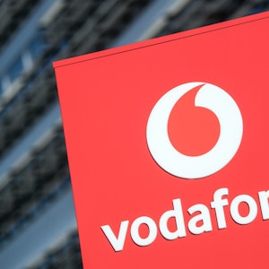 Zahlreiche Bestandskundinnen und -kunden von Vodafone haben einen Brief vom Unternehmen bekommen, der für Fragezeichen sorgt. Unser Archivfoto (2018) zeigt das Vodafone-Logo in Düsseldorf. picture alliance/dpa/Oliver Berg