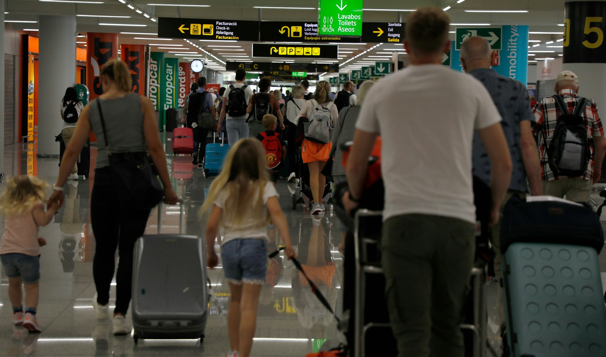 Menschen kommen auf dem Flughafen von Palma de Mallorca an.