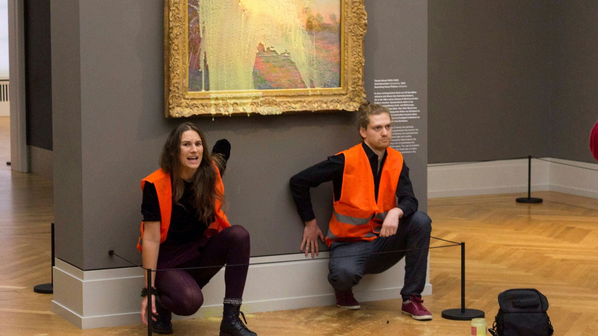 Klimaaktivisten der Klimaschutz-Protestgruppe «Letzte Generation», nachdem sie das Gemälde «Getreideschober» (1890) von Claude Monet im Potsdamer Museum Barberini mit Kartoffelbrei beworfen haben.