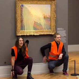 Klimaaktivisten der Klimaschutz-Protestgruppe «Letzte Generation», nachdem sie das Gemälde «Getreideschober» (1890) von Claude Monet im Potsdamer Museum Barberini mit Kartoffelbrei beworfen haben.&nbsp;