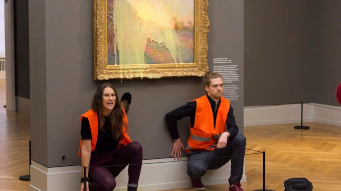 Klimaaktivisten der Klimaschutz-Protestgruppe «Letzte Generation», nachdem sie das Gemälde «Getreideschober» (1890) von Claude Monet im Potsdamer Museum Barberini mit Kartoffelbrei beworfen haben.&nbsp;