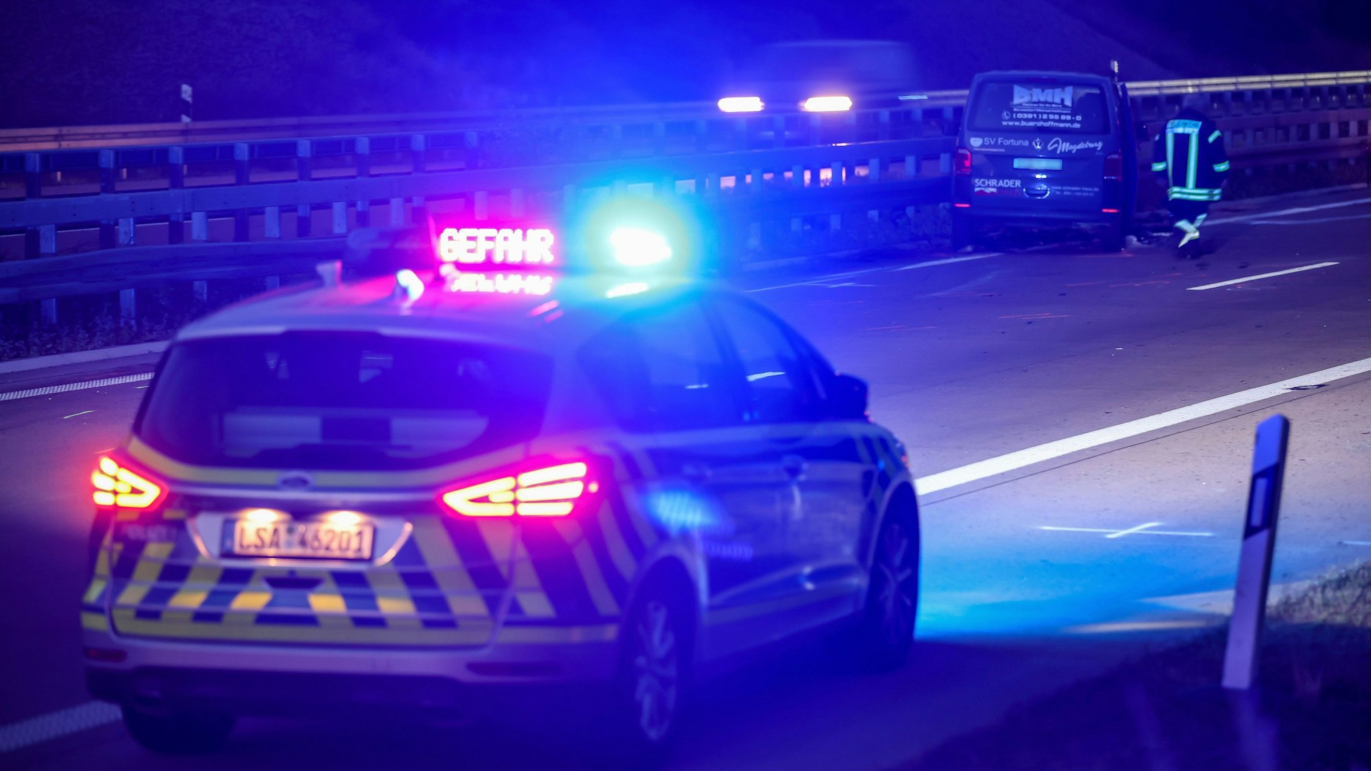 Mit Blaulicht und der Anzeige „Gefahr“ ist ein Polizeifahrzeug auf der Autobahn unterwegs.