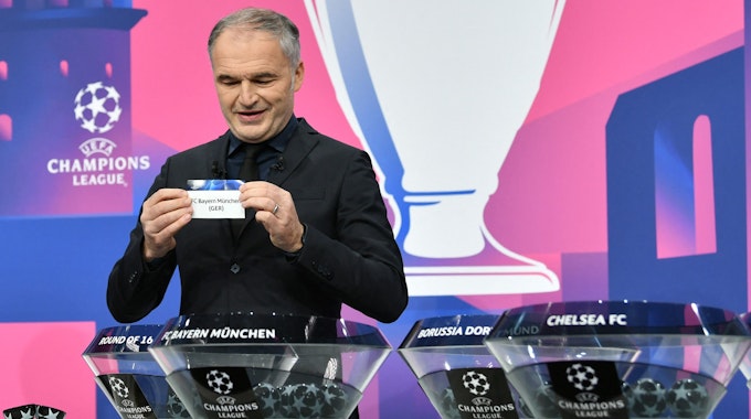 Die Auslosung der Champions League am 14. Dezember 2020 mit Ex-Bundesliga-Profi Stéphane Chapuisat.