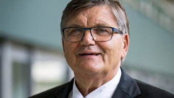 Hans Meyer, Ex-Trainer von Borussia Mönchengladbach und aktuelles Präsidiumsmitglied des Fußball-Bundesligisten vom Niederrhein. Meyer trägt eine Brille und lächelt.